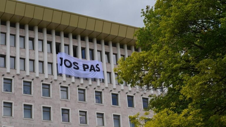 671 Протест против власти: MAN развернула огромное полотно с надписью «Долой PAS» на здании Парламента и требует досрочных выборов