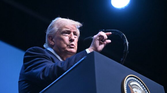Трамп обвинил Китай в «крупнейшей в истории» операции по взлому данных избирателей США