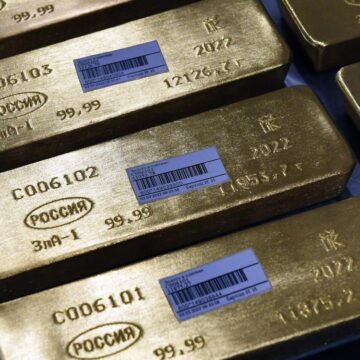 Москва продала рекордные 43,5 тонны золота для покрытия дефицита бюджета