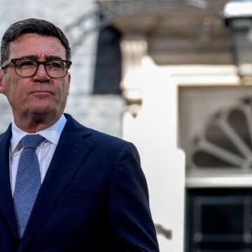 Шаг за шагом: с чего начал работу новый премьер Великобритании