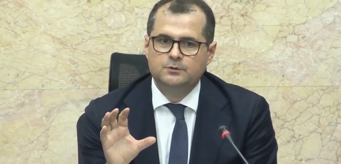 Премьер-министр Василе Тофан потребовал в двухнедельный срок представить план по ликвидации «неприличных зарплат»