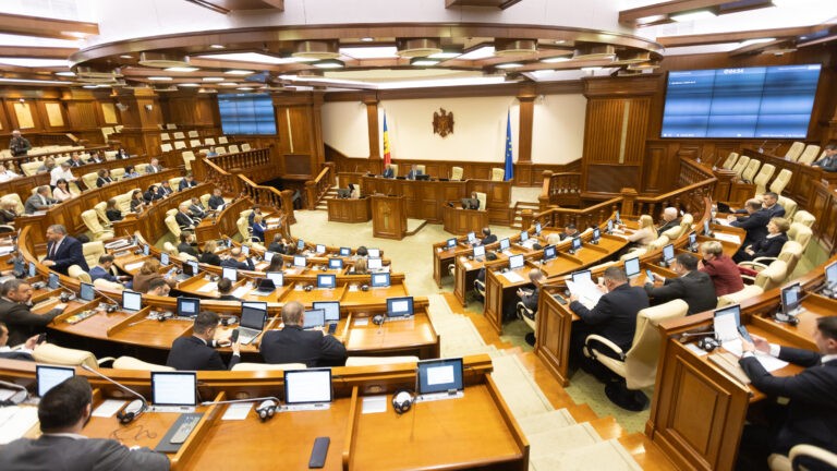 834 Парламент ввел новый механизм контроля: ведомства обязали передавать в парламент все документы, касающиеся ограничений и мер в период ЧП