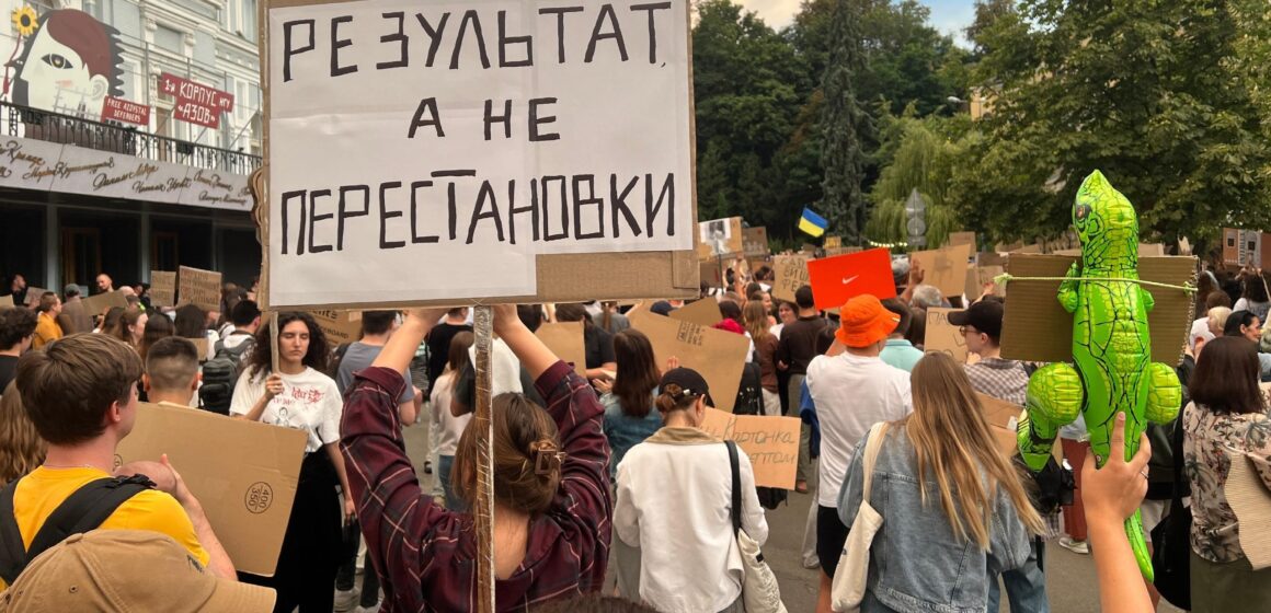 842_4 «Меняйте пленных, а не министров!»: в Киеве продолжилась акция сторонников Михаила Федорова