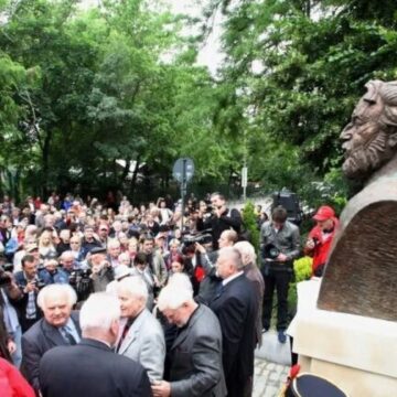 В Бухаресте разгорелся скандал из-за требования демонтировать памятник Адриану Пэунеску