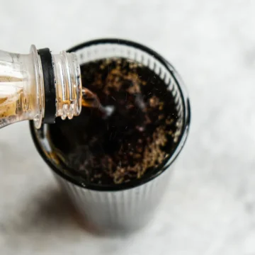 Врачи спасли женщину от операции с помощью Diet Coke