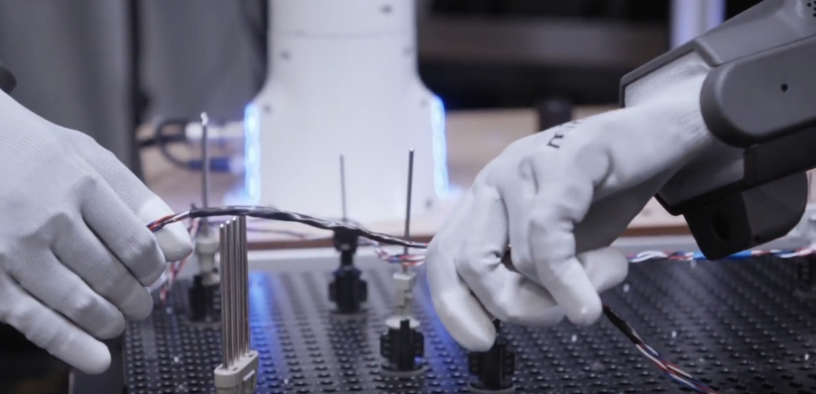 ВИДЕО| Mimic Robotics представила роботизированную руку, повторяющую движения человека в реальном времени